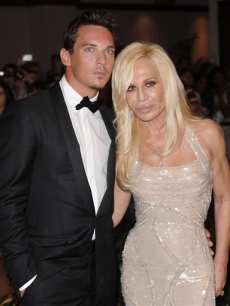 Jonathan Rhys Meyers and Donatella Versace pose together at the 2009 White House Correspondents’ Dinner