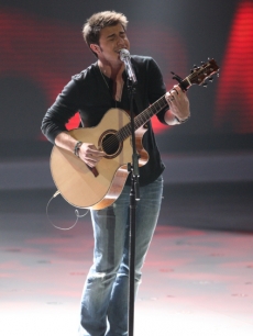Kris Allen performs on ‘American Idol’ as the final three battle it out, May 12, 2009