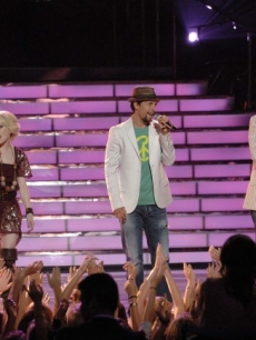 Alexis Grace, Jason Mraz and Anoop Desai perform on the ‘American Idol’ Season 8 finale, May 20, 2009