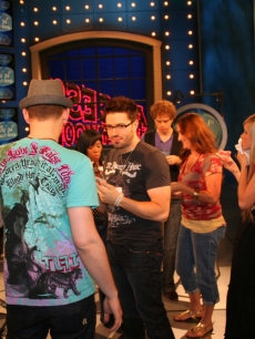 Danny Gokey, Matt Giraud, Scott MacIntyre and the gang eat cupcakes on the Access set, May 21, 2009