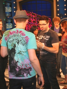 Danny Gokey, Matt Giraud, Scott MacIntyre and the gang eat cupcakes on the Access set, May 21, 2009