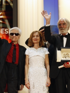 Michael Haneke poses with Isabelle Huppert, Robin Wright Penn, Alain Resnais and Sharmila Tagore after being awarded with the Palme d’Or for his movie ‘Das Weisse Band’ at the 62nd Cannes Film Festival