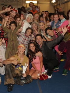 Jennifer Love Hewitt and Jamie Kennedy with the cast of The Beatles ‘LOVE’ by Cirque du Soleil at The Mirage in Las Vegas