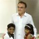 ‘Slumdog Millionaire’ director Danny Boyle poses with the film’s child stars Rubina Ali, 9, right, and Azharuddin Mohammed Ismail, 10, left at a press conference in Mumbai, India, Wednesday, May 27, 2009