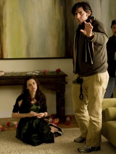 Chris Weitz and Kristen Stewart while filming ‘New Moon’
