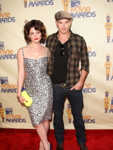 ‘Twilight’ saga stars Ashley Greene and Kellan Lutz hit the 2009 MTV Movie Awards red carpet