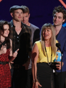 Kristen Stewart, Kellan Lutz, Cam Gigandet, director Catherine Hardwicke, and Robert Pattinson accept the Best Movie award onstage during the 18th Annual MTV Movie Awards