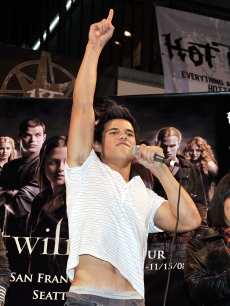 Taylor Lautner appears at the ‘Twilight’ cast’s Q & A and Paramore’s live performance on November 18, 2008 in Los Angeles, California