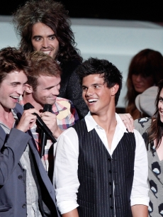 Robert Pattinson, Cam Gigandet, Taylor Lautner and Kristen Stewart with host Russell Brand at the 2008 MTV Video Music Awards on September 7, 2008 in Los Angeles, California