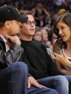 Leonardo DiCaprio,Kevin Connolly and Sophia Bush chat courtside during the NBA basketball finals on June 4, 2009, in LA