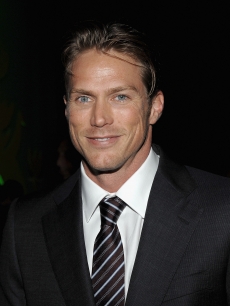 Jason Lewis flashes a grin at the the after party celebrating Paul Newman’s Hole in the Wall Camps on June 8, 2009 in New York City