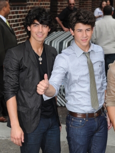 Joe and Nick Jonas wave to the fans outside the ‘Late Show,’ NYC, June 11, 2009