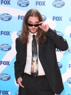 ‘American Idol’ rocker Bo Bice keeps an eye out on the red carpet