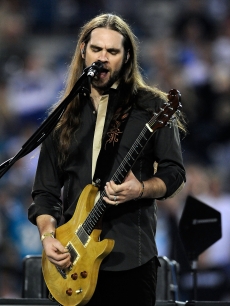Former ‘American Idol’ contestant Bo Bice takes the stage