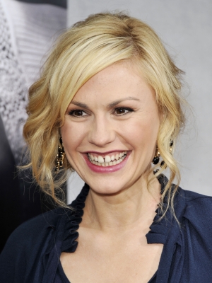 Anna Paquin flashes a smile at the premiere of the 2nd season of HBO’s ‘True Blood’ on June 9, 2009 in Los Angeles