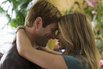 Aaron Eckhart and Jennifer Aniston get close in Universal Pictures’ ‘Love Happens’
