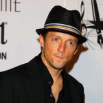 Jason Mraz flashes a grin on the red carpet during the 40th Annual Songwriters Hall of Fame Ceremony on June 18, 2009 in New York City