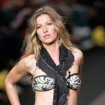 Giselle Bundchen works the runway in Brazil (June 2007)