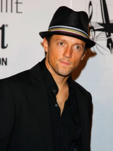 Jason Mraz flashes a grin on the red carpet during the 40th Annual Songwriters Hall of Fame Ceremony on June 18, 2009 in New York City