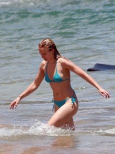 Kristen Bell shows off her bikini bod in Maui, Hawaii on June 19, 2009