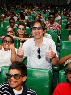 Ray Romano gives a big thumbs up during a special screening of ‘Ice Age: Dawn of the Dinosaurs’ in New York City on June 25, 2009