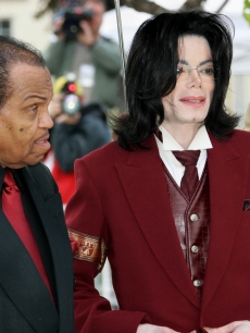 Michael Jackson and father Joe Jackson arrive for Michael Jackson’s child molestation trial at the Santa Barbara County Courthouse April 27, 2005 in Santa Maria, California