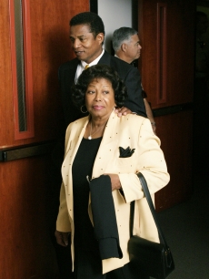 Jackie Jackson walks with Katherine Jackson as they exit the courtroom during a break in Michael Jackson’s child molestation trial at the Santa Barbara County Courthouse April 27, 2005