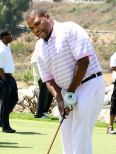 Anthony Anderson tees up at the BET Awards third annual ‘Power to End Strokes’ golf tournament in Los Angeles on June 26, 2009 
