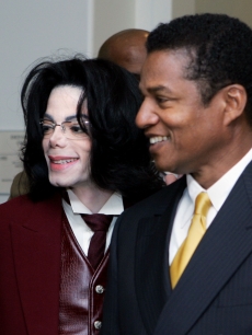 Michael Jackson and his brother Jackie Jackson smile as they re-enter the courtroom after a break for Michael Jackson’s child molestation trial at the Santa Barbara County Courthouse in Santa Maria, California on April 27, 2005 