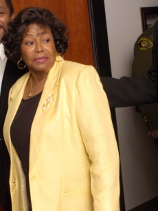 Katherine Jackson exits the courtroom at the Santa Barbara County Courthouse for a break during day 19 of Michael Jackson’s child molestation trial in Santa Maria, California on March 24, 2005 