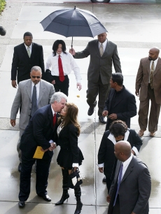 Michael Jackson’s sister, LaToya Jackson, is greeted with a kiss from defense attorney Brian Oxman as Michael’s entourage arrives for his child molestation trial at the Santa Barbara County Superior Court in Santa Maria, California on March 4, 2005 