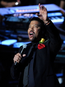 Lionel Richie performs ‘Jesus Is Love’ at the Michael Jackson memorial at Staples Center in Los Angeles (July 7, 2009)
