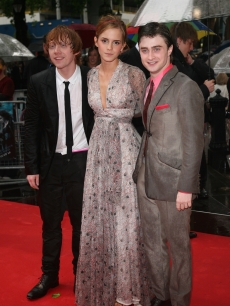 Rupert Grint, Emma Watson and Daniel Radcliffe brave the rain at the world premiere of ‘Harry Potter and the Half Blood Prince’ in London on July 7, 2009 