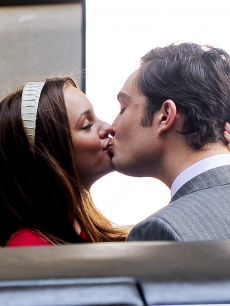 Leighton Meester and Ed Westwick smooch on the ‘Gossip Girl’ set in the Upper East Side of Manhattan on July 13, 2009 in New York City