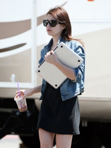 Emma Roberts totes her laptop on the set of her new movie ‘Valentines Day’ in Los Angeles on July 14, 2009