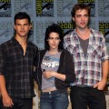 Taylor Lautner, Kristen Stewart and Robert Pattinson strike a pose during the 2009 Comic-Con ‘New Moon’ press conference in San Diego on July 23, 2009