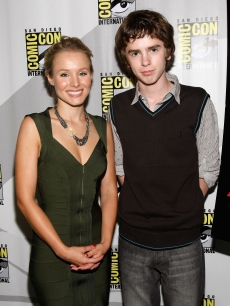 Kristen Bell and Freddie Highmore are all smiles during the ‘Astro Boy’ panel at Comic-Con 2009 in San Diego on July 23, 2009  