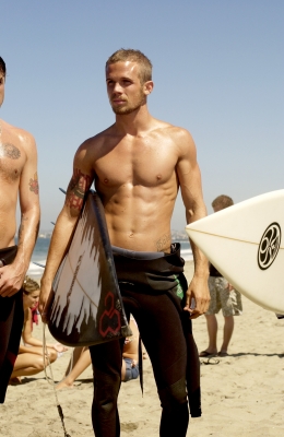 ‘Twilight’s’ Cam Gigandet holding a surfboard