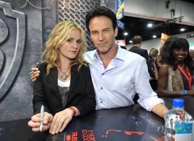 Anna Paquin and Stephen Moyer smile at the ‘True Blood’ signing table at Comic-Con in San Diego on July 25, 2009